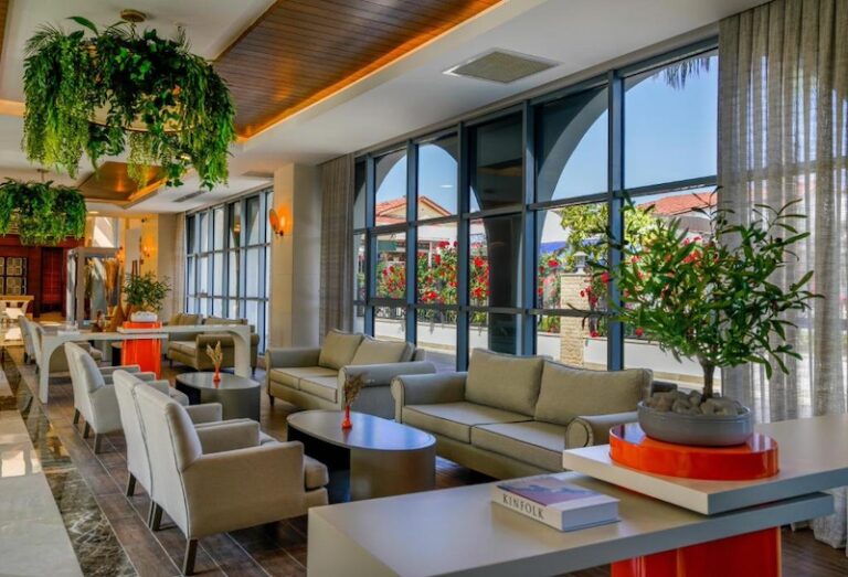 Side Aluna Hotel