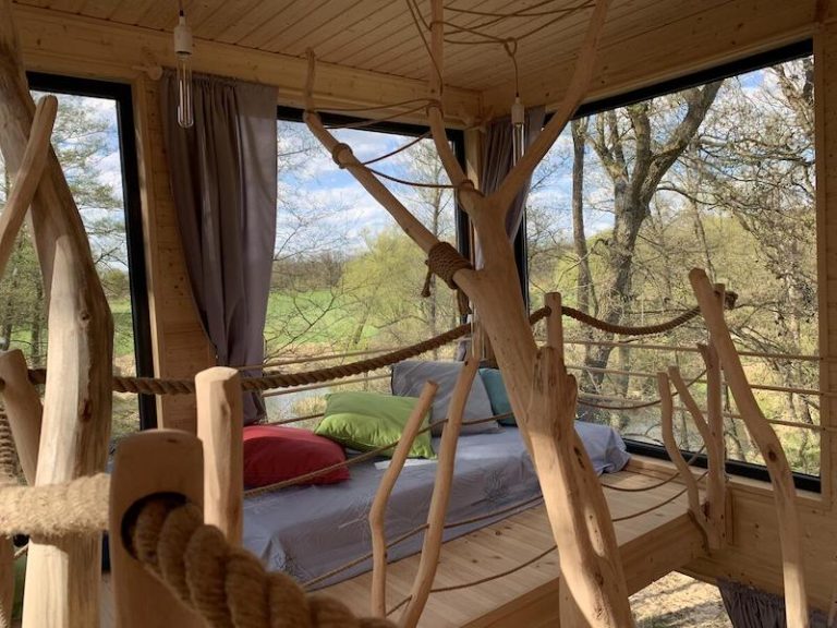 Domek na drzewie w Dolinie Uradu