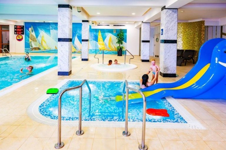 Hotel Robert’s Port Lake Resort & SPA