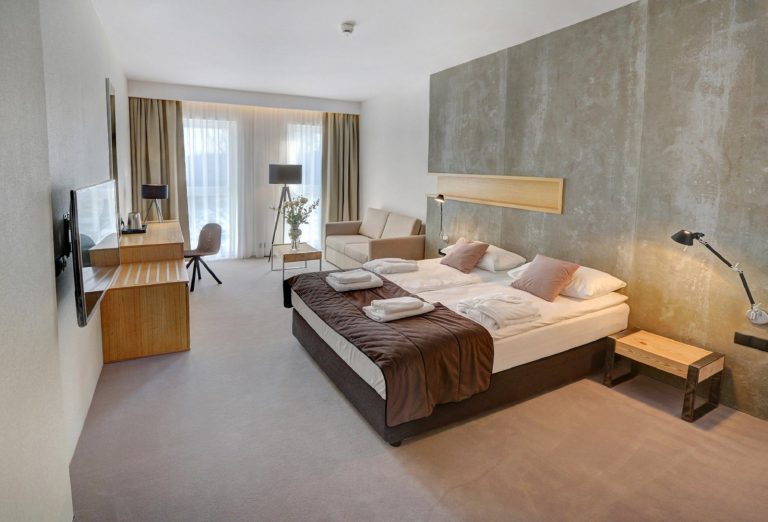 Pałac i Folwark Łochów (Arche)