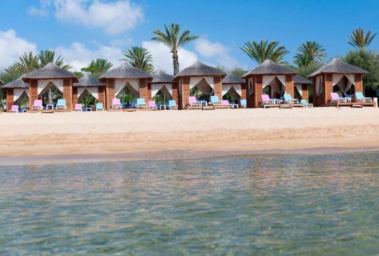 Noah's Ark Deluxe Hotel & Spa