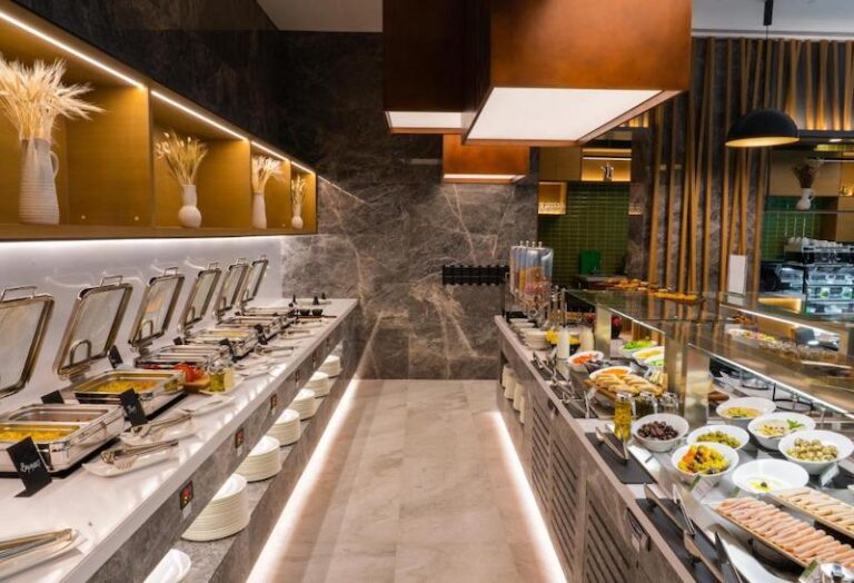 Al Khoory Courtyard Hotel