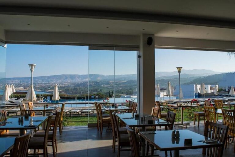 Theo Sunset Bay Hote