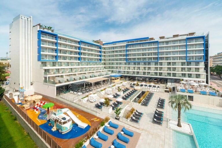 L'AZURE HOTEL
