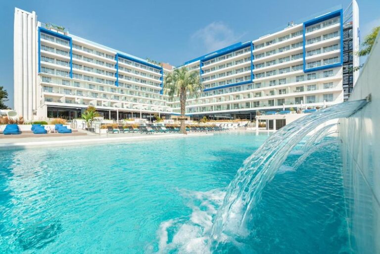 L'AZURE HOTEL